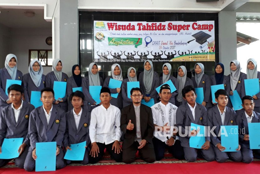 Sebanyak 20 siswa kelas X SMA Islam Terpadu (IT) Darul Ilmi Bandar Lampung mengikuti program wajib akhir semester ganjil tahun 2017 bernama Tahfidz Super Camp di sekolah. Program  mabit (menginap) selama 10 hari tersebut, para siswa tersebut berhasil menghafal Alquran berkisar 2,5 juz sampai 20 juz. 