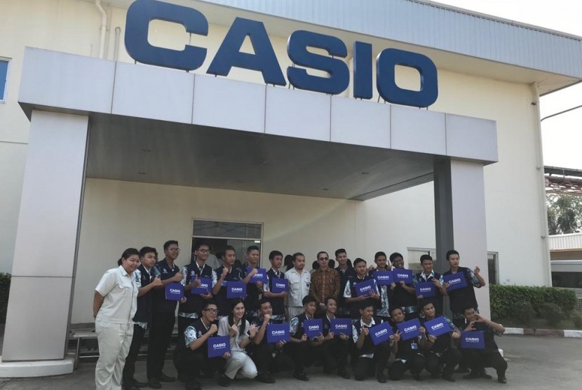 Sebanyak 20 siswa SMK selesai menjalani proses magang di pabrik Casio di Korat, Thailand. Para siswa berasal dari SMK yang ada di Jawa dan Sumatra yang sudah magang sejak Oktober lalu. Mereka magang melalui program kerja sama Casio dengan Kementerian Pendidikan dan Kebudayaan.