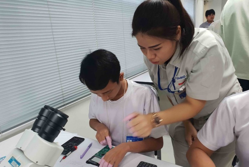 Sebanyak 20 siswa SMK selesai menjalani proses magang di pabrik Casio di Korat, Thailand. Para siswa berasal dari SMK yang ada di Jawa dan Sumatra yang sudah magang sejak Oktober lalu. Mereka magang melalui program kerja sama Casio dengan Kementerian Pendidikan dan Kebudayaan.