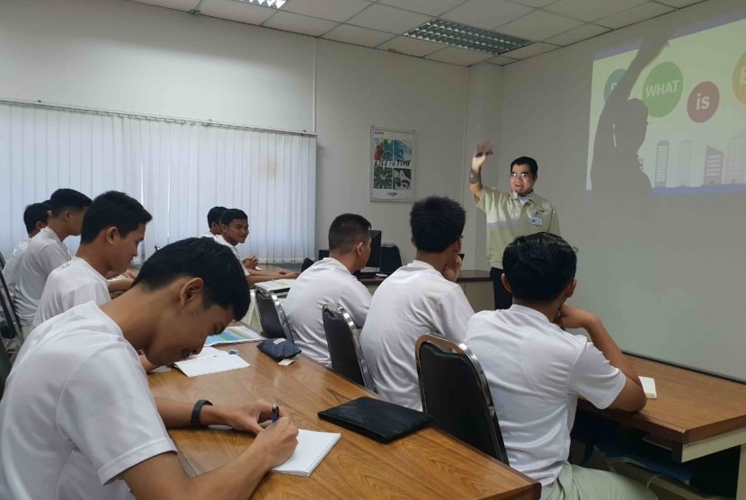 Sebanyak 20 siswa SMK selesai menjalani proses magang di pabrik Casio di Korat, Thailand. Para siswa berasal dari SMK yang ada di Jawa dan Sumatra yang sudah magang sejak Oktober lalu. Mereka magang melalui program kerja sama Casio dengan Kementerian Pendidikan dan Kebudayaan.