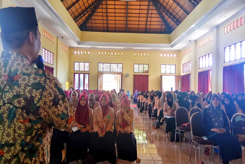 Sebanyak 200 mahasiswa IAIN Kudus, Jawa Tengah, melakukan kunjungan ke SMP-SMA Ar-Rohmah Putri Pesantren Hidayatullah Malang, Senin (30/9)