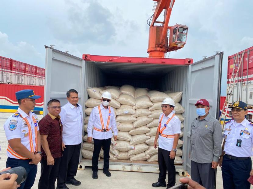 Sebanyak 200 ton beras dari daerah Provinsi Jawa Barat didistribusikan melalui Tol Laut Patimban ke Malahayati dan Lhoksumawe, Provinsi Aceh.
