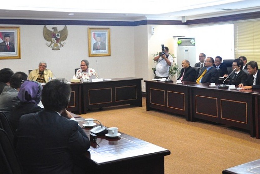Sebanyak 21 diplomat Kementerian Luar Negeri mengunjungi Ketua MPR RI, Taufik Kiemas, di kompleks Parlemen di Senayan, Jakarta, Kamis (28/1).