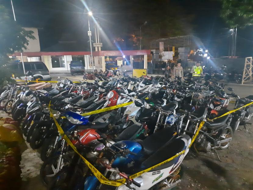 Sebanyak 22 unit motor modifikasi dan pengendaranya diamankan oleh petugas Polres Malang dan Polsek Lawang, baru-baru ini.