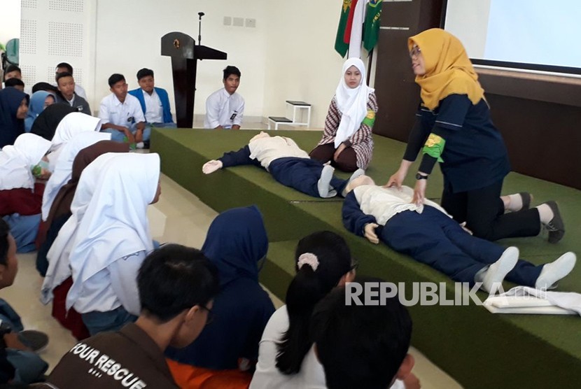 Sebanyak 220 pelajar SMA/SMK se DIY mengikuti Pelatihan Basic Life Support dalam rangka milad RS PKU Muhammadiyah Yogyakarta ke-95 dan RS PLU Muhammadiyah Gamping ke-9 di RS PKU Muhammadiyah Gamping, Sleman , Senin (19/3).