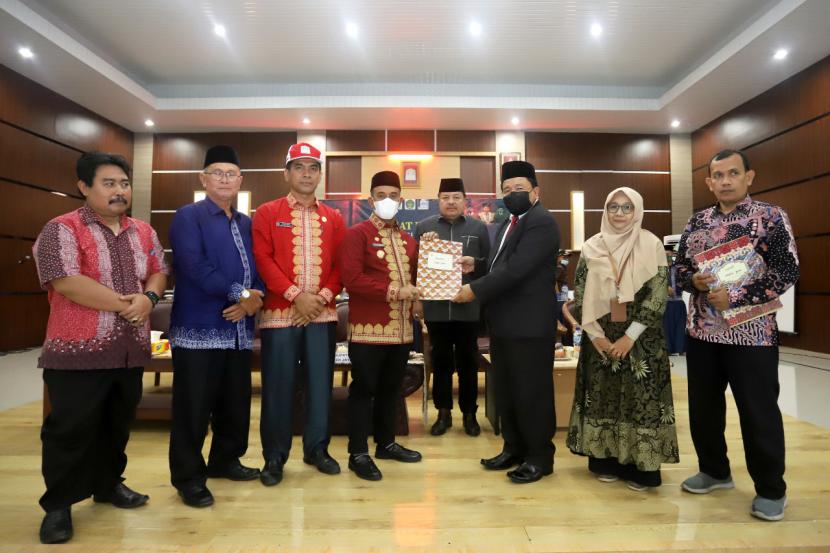 Sebanyak 223 mahasiswa Perguruan Tinggi Keagamaan Islam Negeri (PTKIN) se-Sumatera melakukan pengabdian kepada masyarakat (KKN) di Kabupaten Aceh Jaya, 23 Juni 2022 sampai dengan 1 Agustus 2022. 