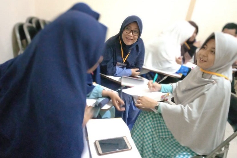Sebanyak 23 orang guru dari berbagai daerah di Indonesia memadati Padepokan Amir Syahrudin, Klinik Pendidikan MIPA (KPM) di Bogor.