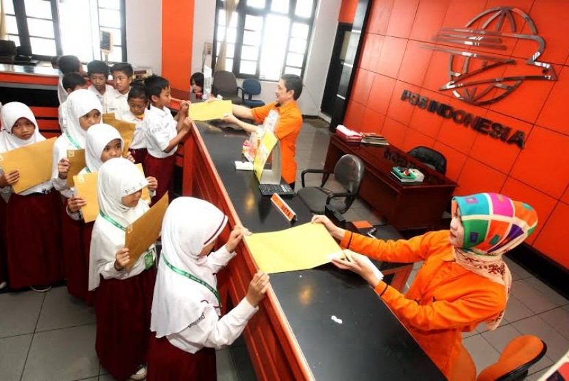 Sebanyak 23 Siswa kelas V SD Juara Bandung binaan Rumah Zakat (RZ) mengirimkan surat kepada PBB melalui kantor Pos Jl. Cilaki, Bandung, Selasa (3/5). 