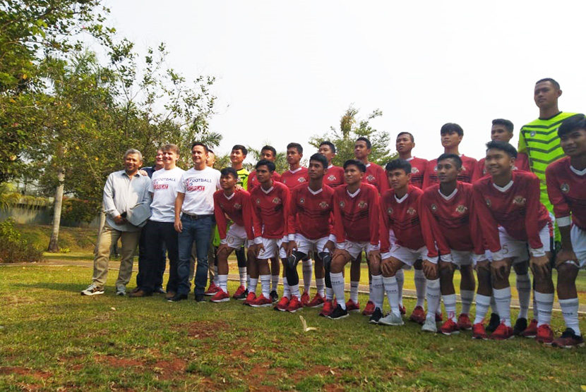 Sebanyak 24 pemain U-16 dan U-18 Indonesia yang tergabung dalam Garuda Select.