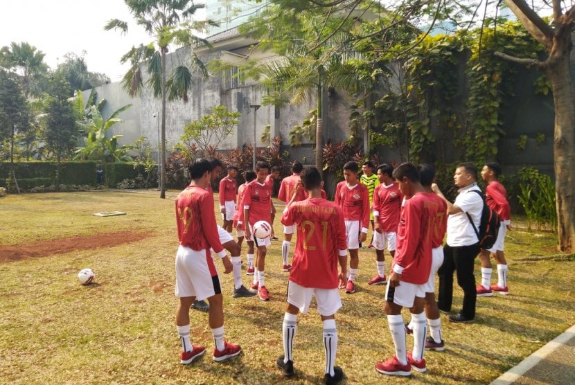 Sebanyak 24 pemain U-16 dan U-18 Indonesia yang tergabung dalam Garuda Select sedang berlatih. (Republika/Muhammad Ikhwanuddin)