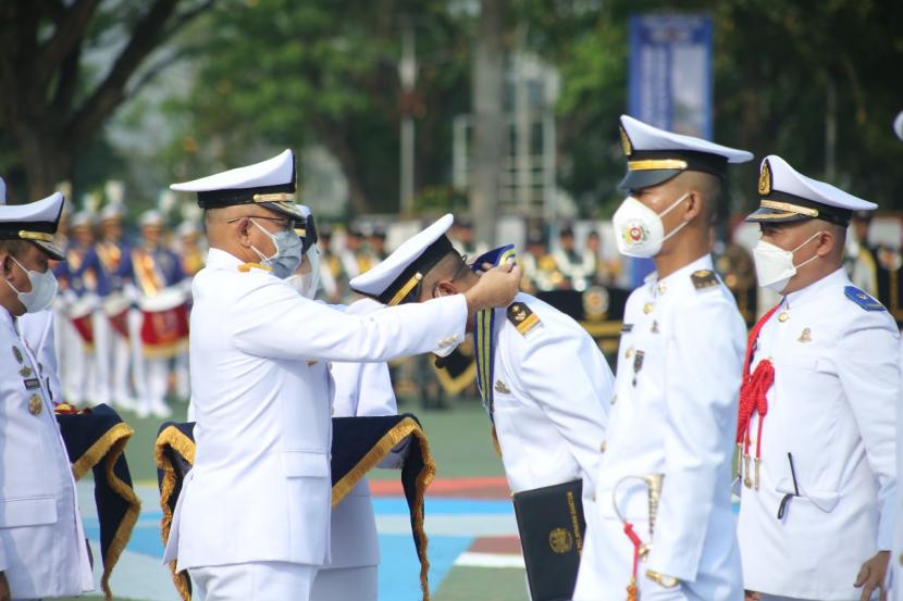 Sebanyak 241 lulusan diklat pelaut III dan IV Pembentukan Politeknik Pelayaran Banten (Poltekpel Banten) resmi dilantik
