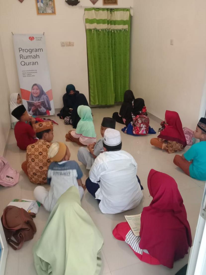 Sebanyak 25 anak mengikuti program tahfidz Quran yang diinisiasi Relawan Rumah Zakat di Desa Berdaya Pedurungan, Kabupaten Pemalang, Jawa Tengah Rabu (24/3). Anak-anak ini merupakan putra-putri dari para orang tua penerima manfaat berbagai program Rumah Zakat sejak hadir di Desa Pedurungan.