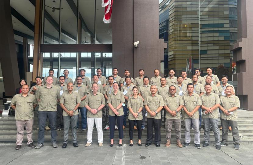 Sebanyak 25 perwira TNI merampungkan Pelatihan Intelijen Maritim Internasional (IMIC) yang diadakan oleh Komando Pelatihan Perang Informasi di San Diego (IWTC SD).