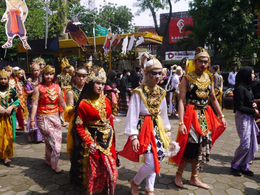 Sebanyak 250 pelajar SMA sederajat di Bandung Raya memamerkan cosplay wayang orang pada gelaran Heart Fest di Kampus Institut Seni Budaya Indonesia (ISBI) Bandung, Jalan Buah Batu, Kota Bandung, Rabu (21/12/2022).