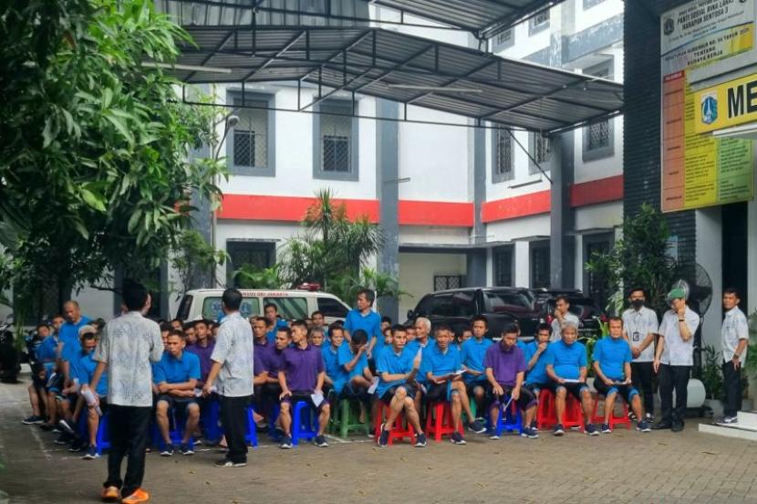 Sebanyak 250 pemilih berstatus orang dengan gangguan jiwa (ODGJ) sekaligus warga binaan Panti Sosial Bina Laras Harapan Sentosa 3 di Jakarta memberikan hak suara masing-masing pada Pemilu 14 Februari sejak pukul 08.30 WIB.