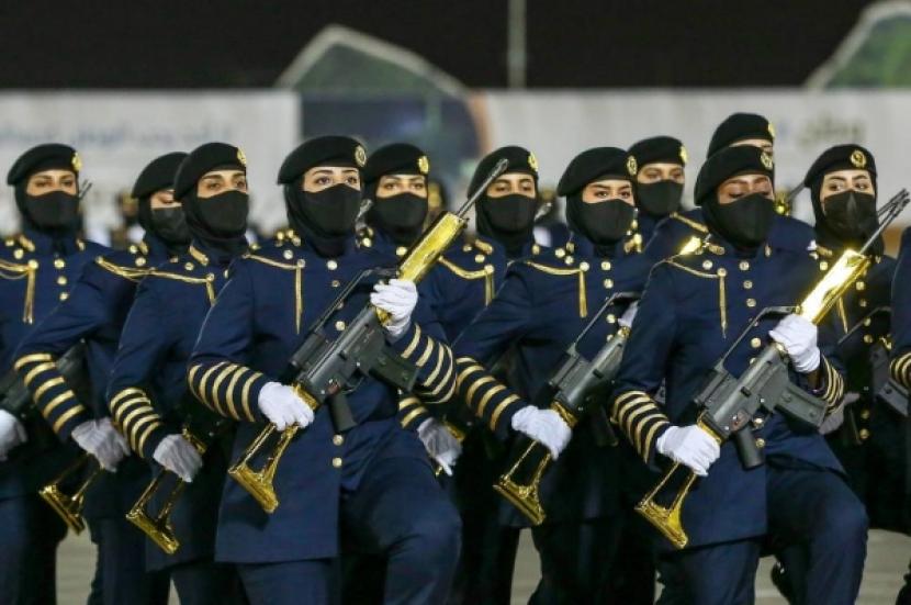 Sebanyak 255 perempuan Arab Saudi angkatan keempat lulus dari Lembaga Pelatihan Wanita Angkatan Bersenjata dengan spesialisasi keamanan diplomatik dan keamanan haji dan umroh. 255 Wanita Arab Saudi Lulus Jadi Pasukan Keamanan Khusus
