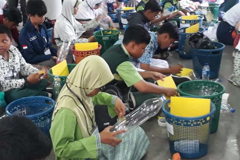 Sebanyak 266 siswa SMP dan SMA/sederajat dari 56 sekolah di Jawa Barat mengikuti Kompetisi Roket Air Regional (KRAR) 2018, di Kota Baru Parahyangan, Padalarang, Kabupaten Bandung Barat selama dua hari yakni dari tanggal 8-9 September 2018.