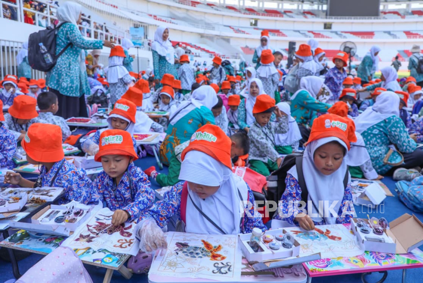 Sebanyak 27 ribu siswa Pendidikan Anak Usia Dini (PAUD) se Jawa Tengah melakukan gerakan Ayo Membatik Serentak Bersama Bunda PAUD Jateng pada peringatan Hari Batik Nasional pada Kamis (2/10/2025).