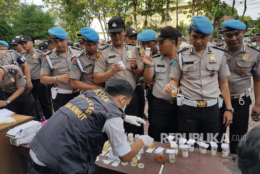 Sebanyak 270 personel Polda Sumut mengikuti tes urine mendadak, Rabu (11/10). Tidak hanya personel, pejabat utama, seperti Dirresnarkoba, Kabid Propam, Kabid Humas, serta Kabid Dokkes juga mengikuti pemeriksaan tersebut.