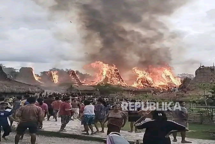 28 Rumah Adat Kampung Waruwora Sumba Terbakar