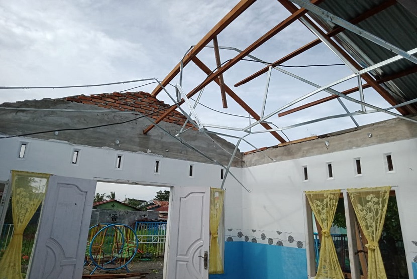 Sebanyak 285 unit rumah warga dilaporkan mengalami rusak ringan akibat puting beliung disertai hujan dengan intensitas tinggi melanda tiga kecamatan di kota Medan pada Kamis, (24/7) pukul 17.00 WIB.