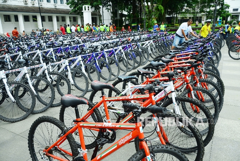 Sebanyak 290 sepeda untuk pelajar SMP hasil kerjasama pemkot dengan CSR PT Pertamina Persero, diparkir di Balai Kota Bandung, Jumat (25/11).