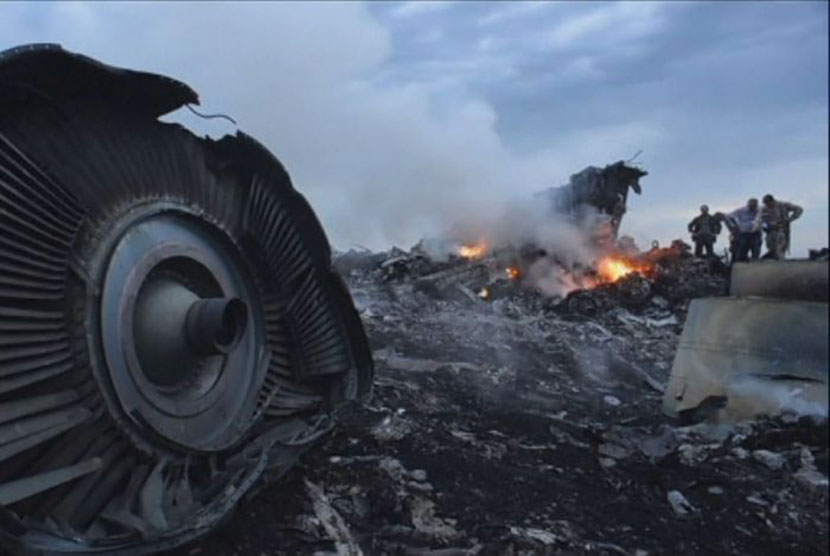 Sebanyak 298 penumpang dan awak pesawat tewas dalam insiden ditembaknya MH17 pada 17 Juli 2014.