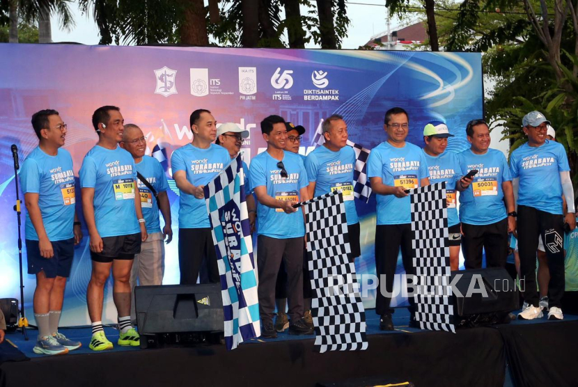 Sebanyak 3.000 pelari dari berbagai komunitas, alumni, dan masyarakat umum memadati pusat Kota Surabaya dalam ajang wondr Surabaya ITS Run 2025 yang digelar Ahad (2/11/2025).