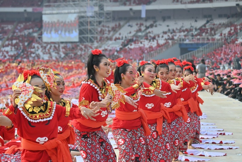 Sebanyak 3.000 penari Kecak Janger yang dilatih Guruh Soekarnoputra memukau seluruh pengunjung di acara Peringatan Puncak Bulan Bung Karno 2023 di Stadion Utama Gelora Bung Karno (GBK), Jakarta, Sabtu (24/6/2023).
