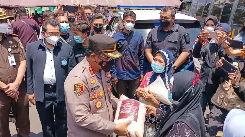 Sebanyak 3.500 warga di Kota Cirebon menjadi sasaran pelaksanaan vaksinasi merdeka yang digelar di UGJ Kota Cirebon, Rabu (22/9)