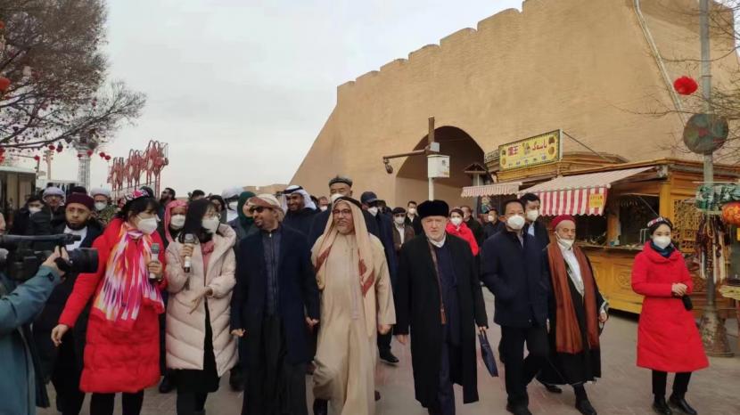 Sebanyak 30 cendekiawan Muslim dari 14 negara mayoritas Muslim mengunjungi Kota Tua Kashgar, Kashgar City di Daerah Otonomi Xinjiang Uighur, China, 10 Januari 2023. Aktivis Uighur Kritik Kunjungan Puluhan Cendekiawan Muslim ke Xinjiang