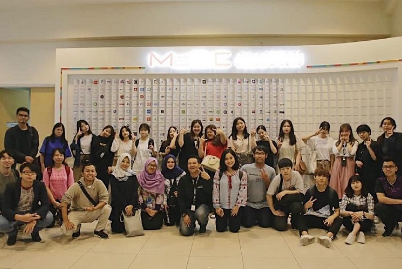 Ilustrasi mahasiswa asing belajar di Indonesia.