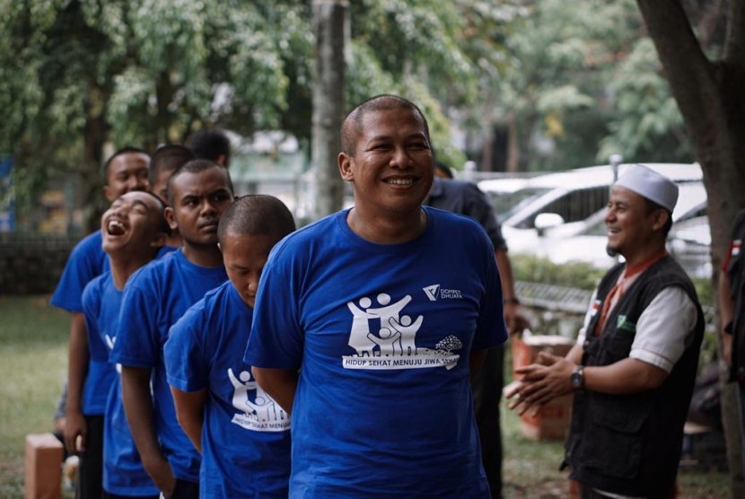 Sebanyak 30 orang pasien ODGJ (Orang Dalam Gangguan Jiwa) dari Yayasan Jamrud Biru Bekasi turut piknik dalam rangka Hari Kesehatan Mental di Kebun Raya Bogor.
