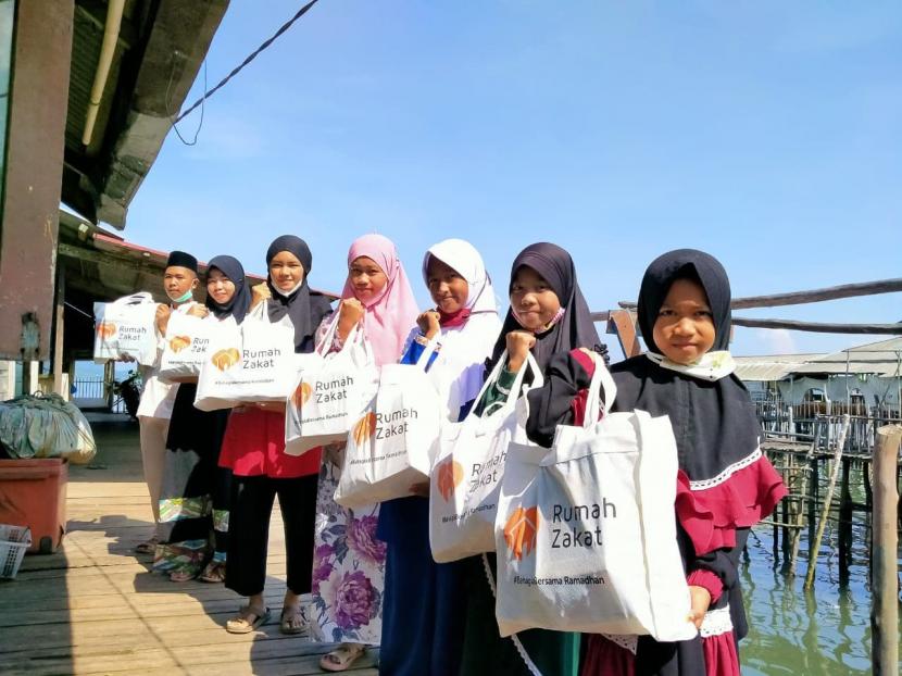 Sebanyak 30 paket Kado Lebaran Yatim disalurkan oleh tim Rumah Zakat kepada Anak Juara yatim dhuafa di Kecamatan Sagulung, Kota Batam pada Rabu (28/4)