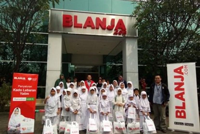 Sebanyak 30 paket Kado Lebaran Yatim (KLY) diberikan untuk anak yatim binaan Rumah Zakat Jakarta Timur di kantor Blanja.com, Jl MT.Haryono Gd. Metraplaza, Pancoran, Jakarta Selatan. 