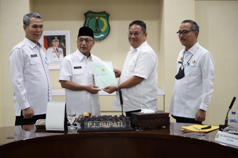 Sebanyak 30 sertifikat yang terdiri dari unit aset milik Pemerintah Kabupaten Muba secara resmi diserahkan ke Pemkab Muba yang dalam hal ini Pj Bupati Drs Apriyadi MSi, Rabu (31/8/2022) di Ruang Rapat Serasan Sekate.