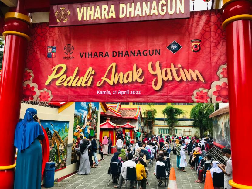 Sebanyak 300 anak yatim yang tersebar di Kota Bogor menerima santunan paket sembako dan uang tunai di Vihara Dhanagun, Kecamatan Bogor Tengah, Kota Bogor pada Kamis (21/4).
