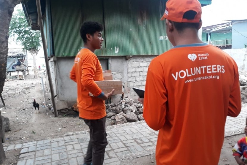 Sebanyak 300 kaleng superqurban di distribusikan kepada warga di kampung Komodo, Flores, Nusa Tenggara Timur (NTT). 