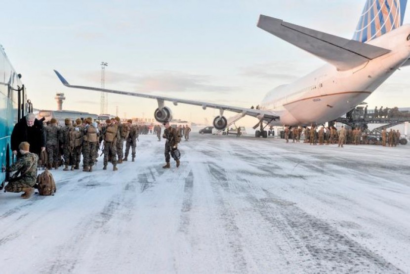 Sebanyak 300 marinir Amerika Serikat tiba dengan Boeing 747 untuk pelatihan bertahan hidup saat musim dingin selama enam bulan mendarat di Stjordal, Norwegia, 16 Januari 2017.