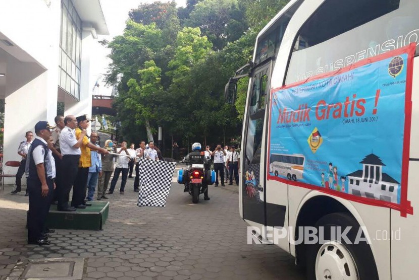 Sebanyak 303 warga asal Kota Cimahi diberangkatkan oleh Pemerintah Kota (Pemkot) Cimahi menuju Solo dan Semarang, Ahad (18/6) sore menggunakan 8 bus. Kegiatan tersebut dilaksanakan dalam rangkaian program mudik gratis lebaran 1438 hijriah