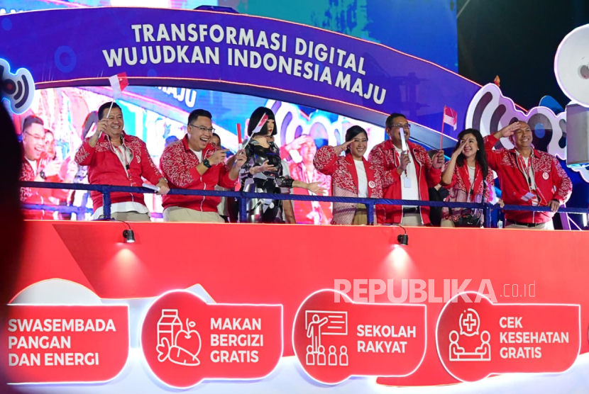 Sebanyak 32 kendaraan hias dari berbagai kementerian dan lembaga melintas dalam “Karnaval Bersatu” di Monas, Jakarta Pusat, Ahad (18/7/2025) malam WIB.