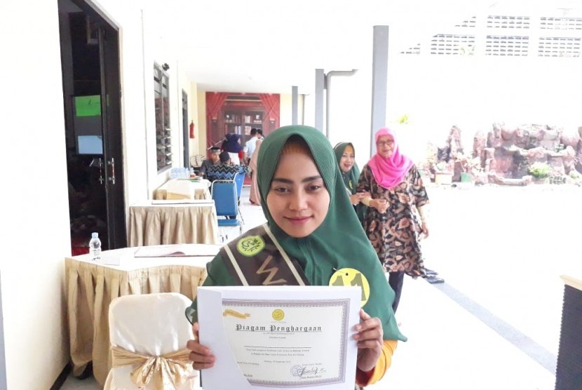 Sebanyak 32 warga binaan yang lulus menjadi guru mengaji melaksanakan kegiatan wisuda di Lapas Perempuan Klas II A, Malang, Rabu (20/11).