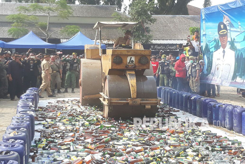 Sebanyak 3317 botol berisi minuman keras (miras) berbagai merek dan tuak sebanyak 530 jerigen dengan isi 15.900 ribu liter dimusnahkan di Alun-alun Ciwidey, Kabupaten Bandung, Selasa (15/5). Ribuan miras dan tuak tersebut hasil dari operasi gabungan yang dilakukan oleh aparat Polres Bandung, Polsek Pasirjambu dan masyarakat setempat.