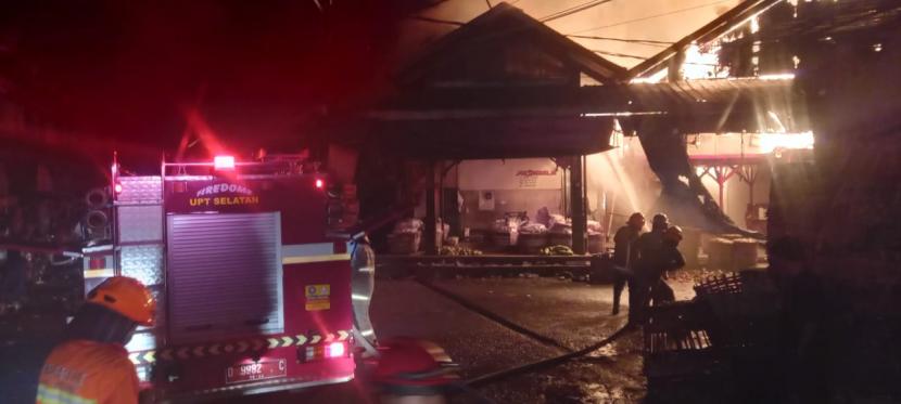Sebanyak 36 Lapak di Pasar Induk Caringin di Jalan Soekarno Hatta Kota Bandung dilaporkan mengalami kebakaran sejak pukul 01.34 Wib, Kamis (10/11/2022) dini hari. Petugas berhasil memadamkan api dan melakukan pendinginan. 