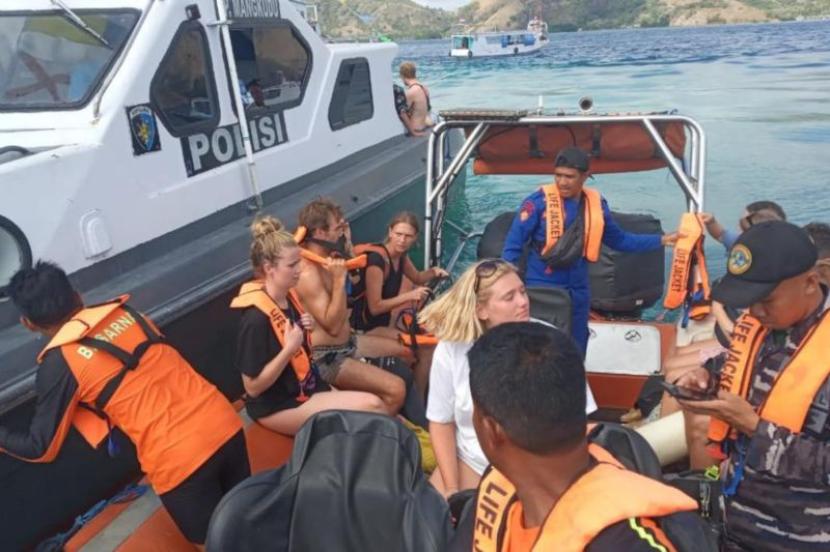Sebanyak 37 wisatawan dievakuasi dari KM Duta Samota yang kandas menabrak karang.
