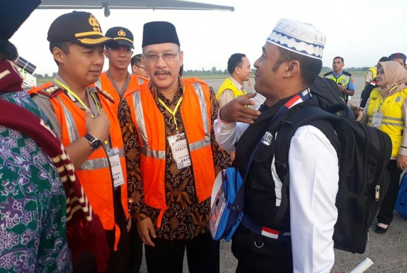 Sebanyak 387 calon haji kloter pertama Embarkasi Kota Padang, Sumbar terbang menuju Madinah, Selasa (17/7) pagi. 