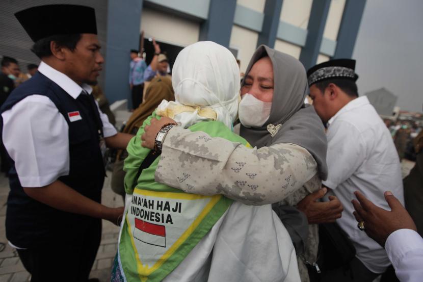 Sebanyak 391 jamaah haji kloter pertama Tangerang tiba kembali di tanah air usai menunaikan ibadah haji.