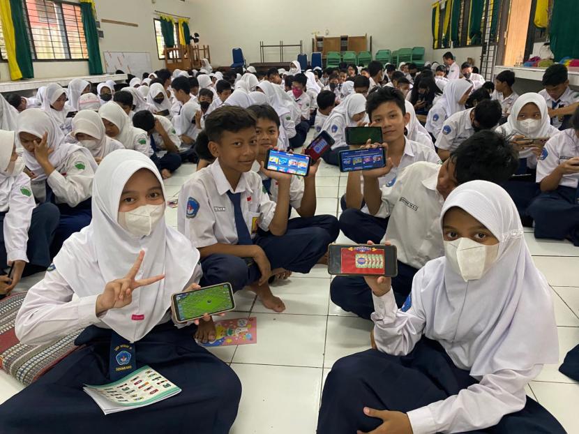 Sebanyak 4.883 murid Sekolah Menengah Pertama (SMP) di Semarang mengikuti program Duta Literasi Bahasa Inggris yang digelar Solve Education! Foundation.