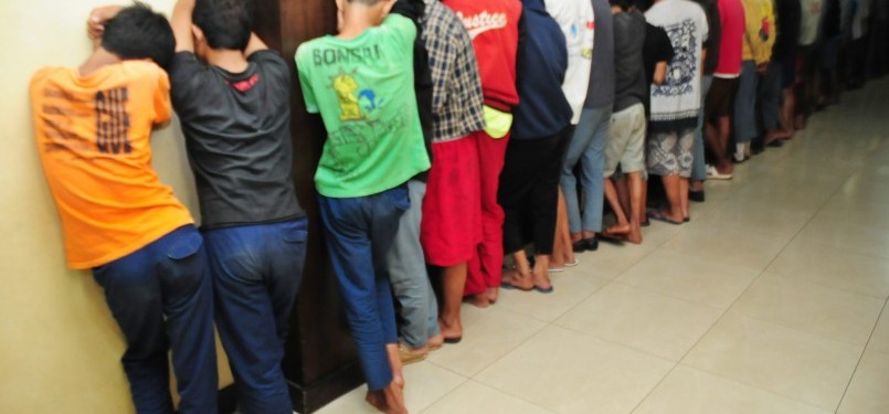 Sebanyak 40 pelaku penyalahgunaan obat berusia remaja diamankan kepolisian di Direktorat IV Narkotika Mabes Polri, Cawang, Jakarta Timur, Kamis (1/3). (Republika/Aditya Pradana Putra)