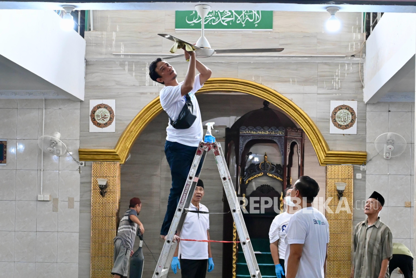 Sebanyak 40  relawan Pertamina yang tergabung dalam  program Sobat Aksi Ramadan membersihkan masjid di Jakarta Barat.